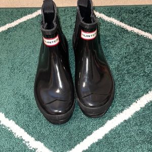HUNTER gloss chelsea boots black